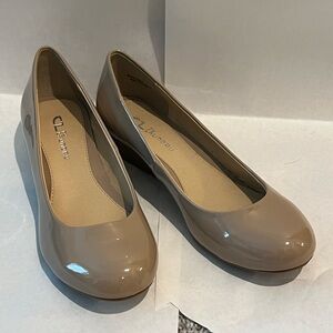 CL by Laundry, size 9 M, nude wedge patent looking shoes
